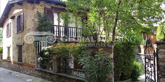 ASTANO: Gemütliches Haus mit Vorgarten